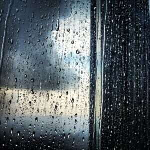 Загадочные капли на окнах: почему они появляются и как с ними бороться?. Смотреть фото Загадочные капли на окнах: почему они появляются и как с ними бороться?. Смотреть картинку Загадочные капли на окнах: почему они появляются и как с ними бороться?. Картинка про Загадочные капли на окнах: почему они появляются и как с ними бороться?. Фото Загадочные капли на окнах: почему они появляются и как с ними бороться? Загадочные капли на окнах: почему они появляются и как с ними бороться?